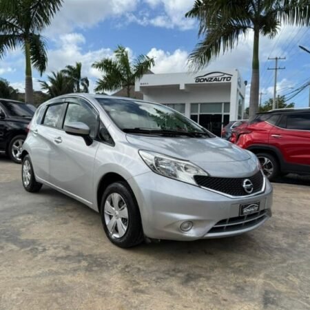 Hatchback Nissan Versa